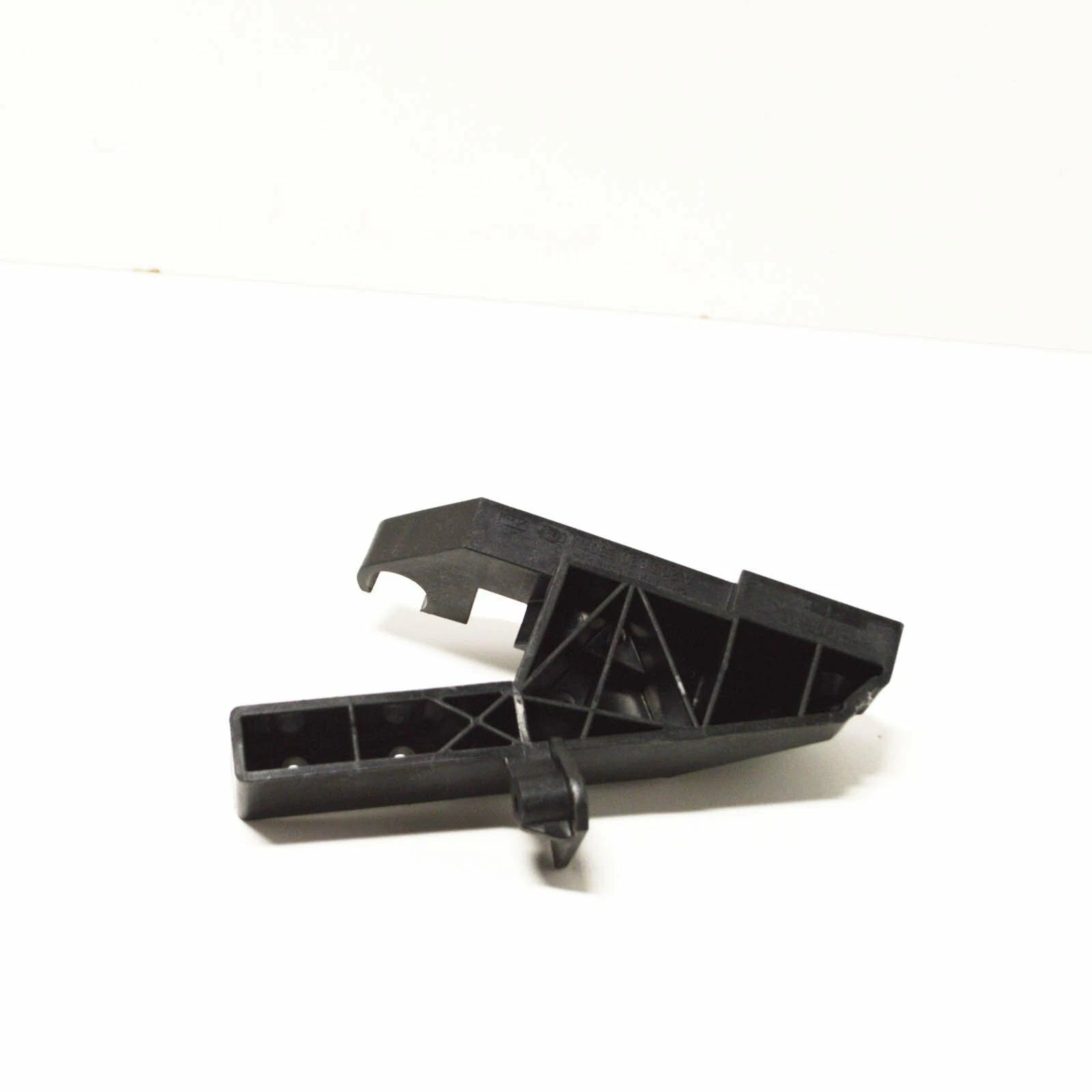 NEW MERCEDES-BENZ C-CLASS W205 FRONT RIGHT AXIS BRACKET A2056203501