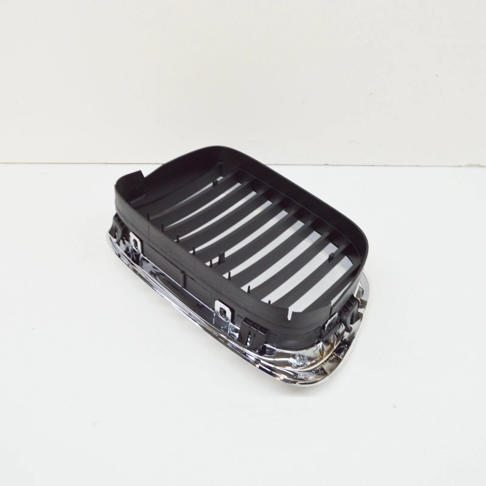NEW BMW E39 SEDAN FRONT RADIATOR KIDNEY BLACK GRILLE LEFT 7005837 51137005837