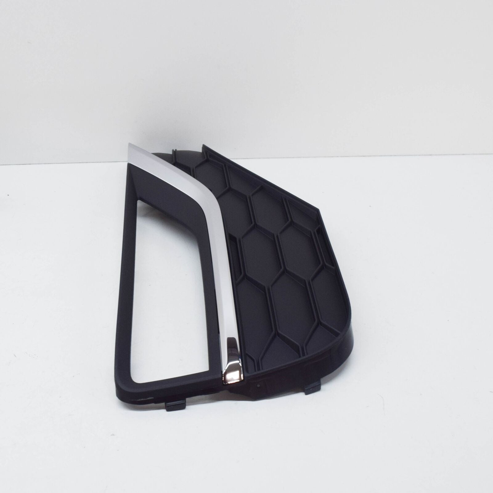 NEW VW AMAROK FRONT BUMPER RIGHT FOG LIGHT GRILLE COVER 2H6807490FRYP ORIGINAL