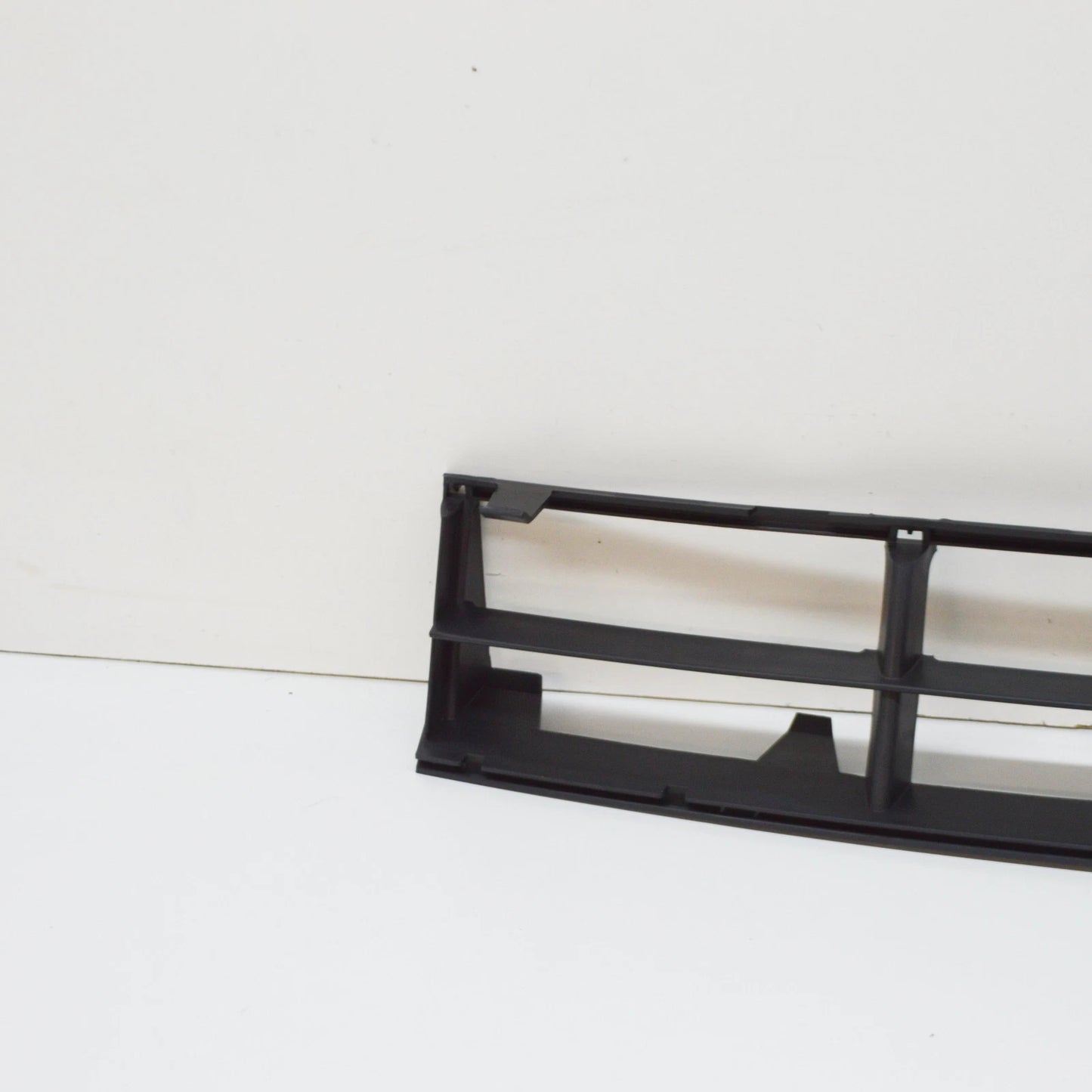 NEW BMW 5 E39 FRONT BUMPER LOWER CENTER GRILLE 51118235671 ORIGINAL