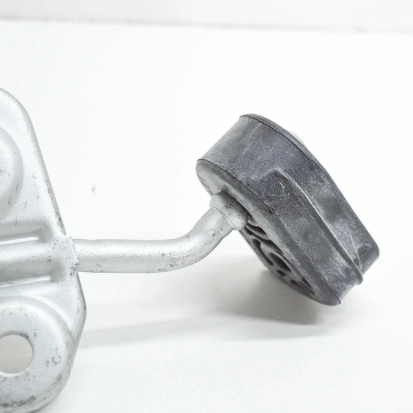 NEW MB C W204 REAR LEFT EXHAUST PIPE BRACKET SUSPENSION A2044901037