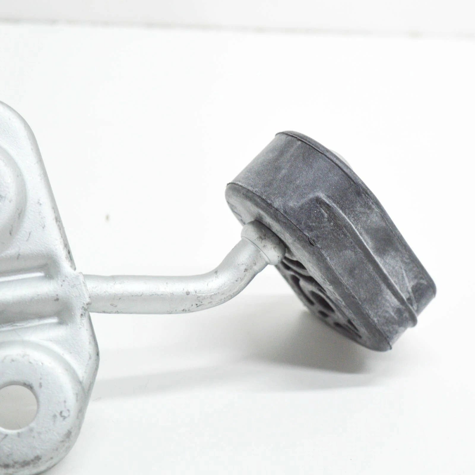 NEW MB C W204 REAR LEFT EXHAUST PIPE BRACKET SUSPENSION A2044901037