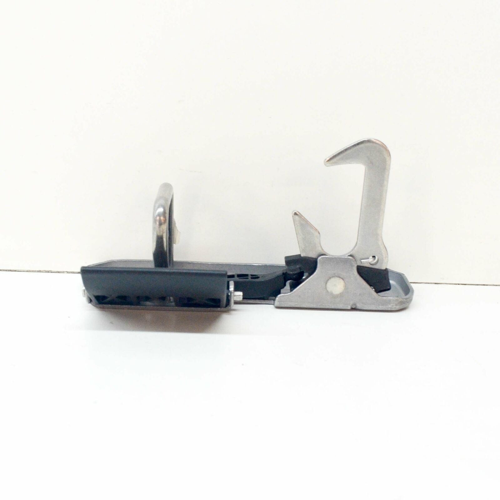 NEW VOLKSWAGEN PASSAT B7 ENGINE HOOD CATCH HOOK 3AA823480 ORIGINAL