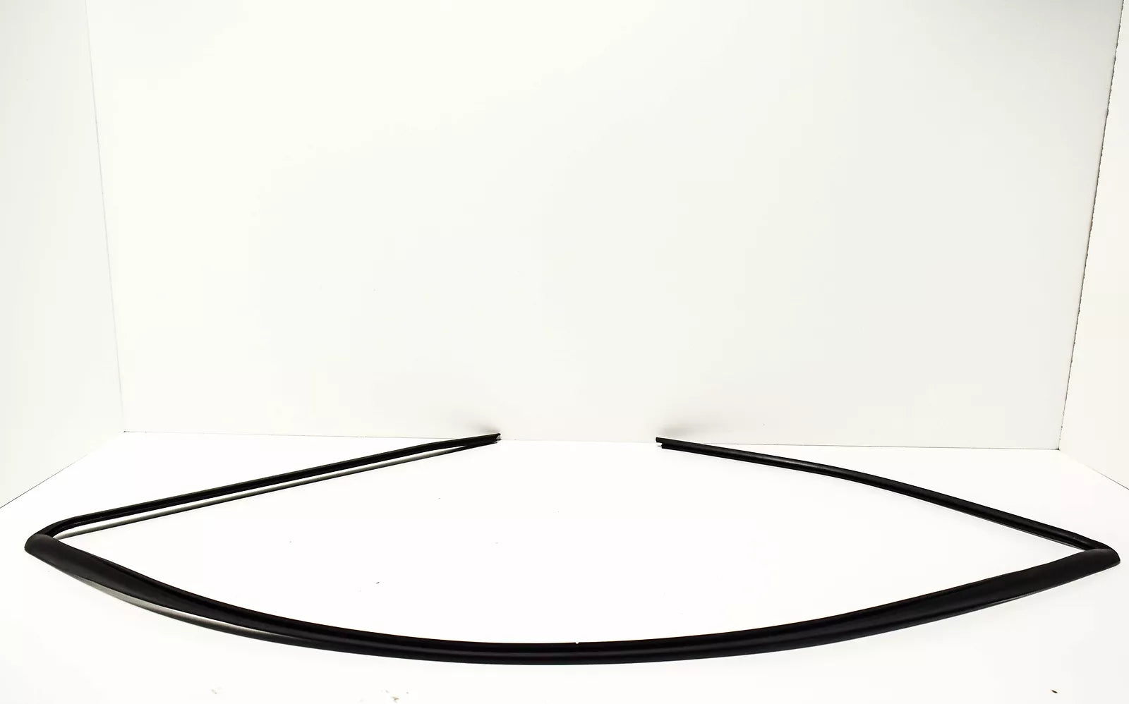 NEW BMW Z4 E85 FRONT WINDSCREEN SEAL RUBBER TRIM 51317017021