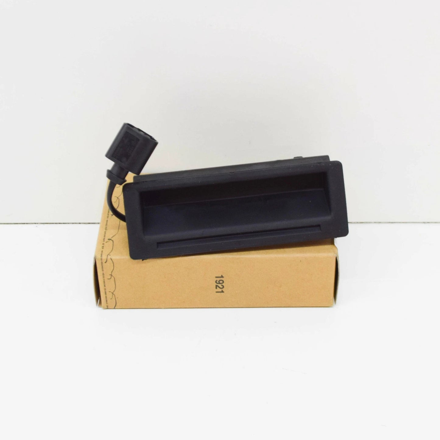 NEW VOLKSWAGEN BORA 1J REAR TRUNK HATCH HANDLE 1J0827566L