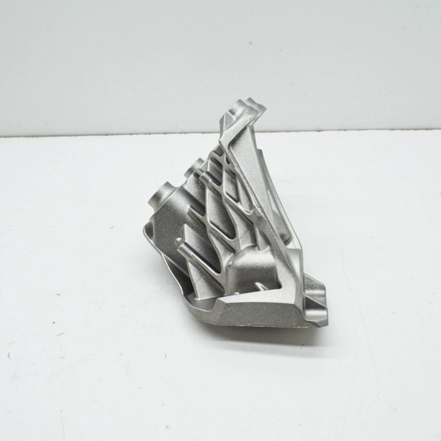 NEW BMW M5 F90 ENGINE BRACKET RIGHT SIDE 22117853648 7853648 ORIGINAL