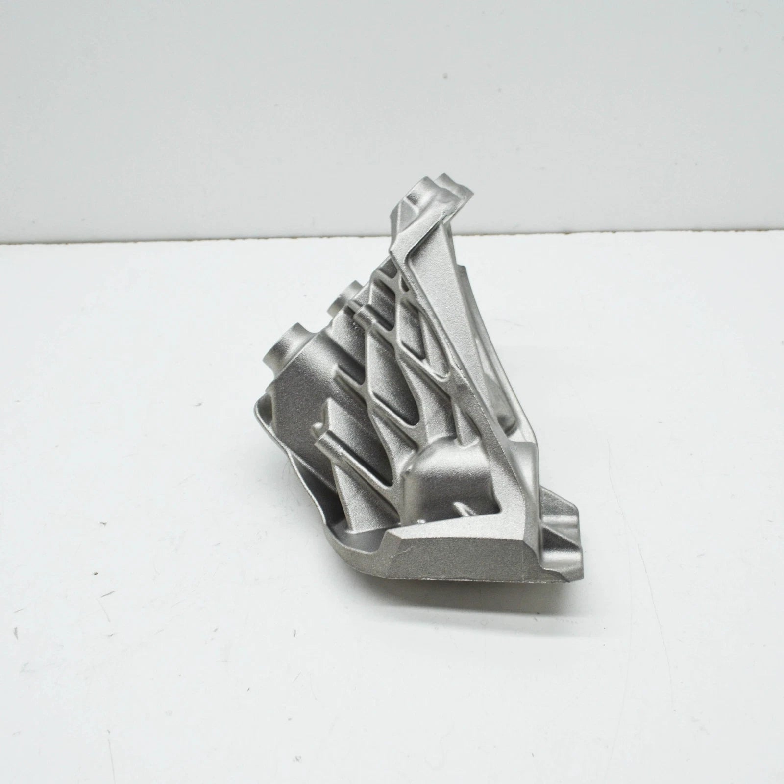 NEW BMW M5 F90 ENGINE BRACKET RIGHT SIDE 22117853648 7853648 ORIGINAL