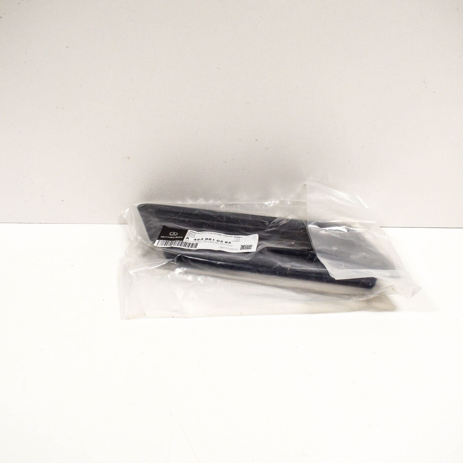 NEW MERCEDES-BENZ G CABRIO W463 FRONT FENDER GRILLE A4638810385 ORIGINAL