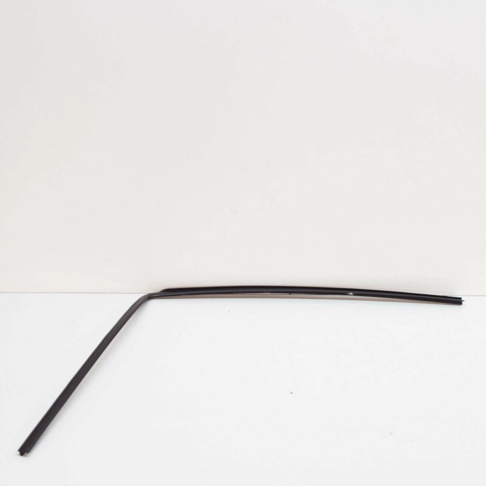 NEW BMW 5 E34 FRONT WINDSHIELD LEFT DECORATIVE FRAME 51318117457 8117457