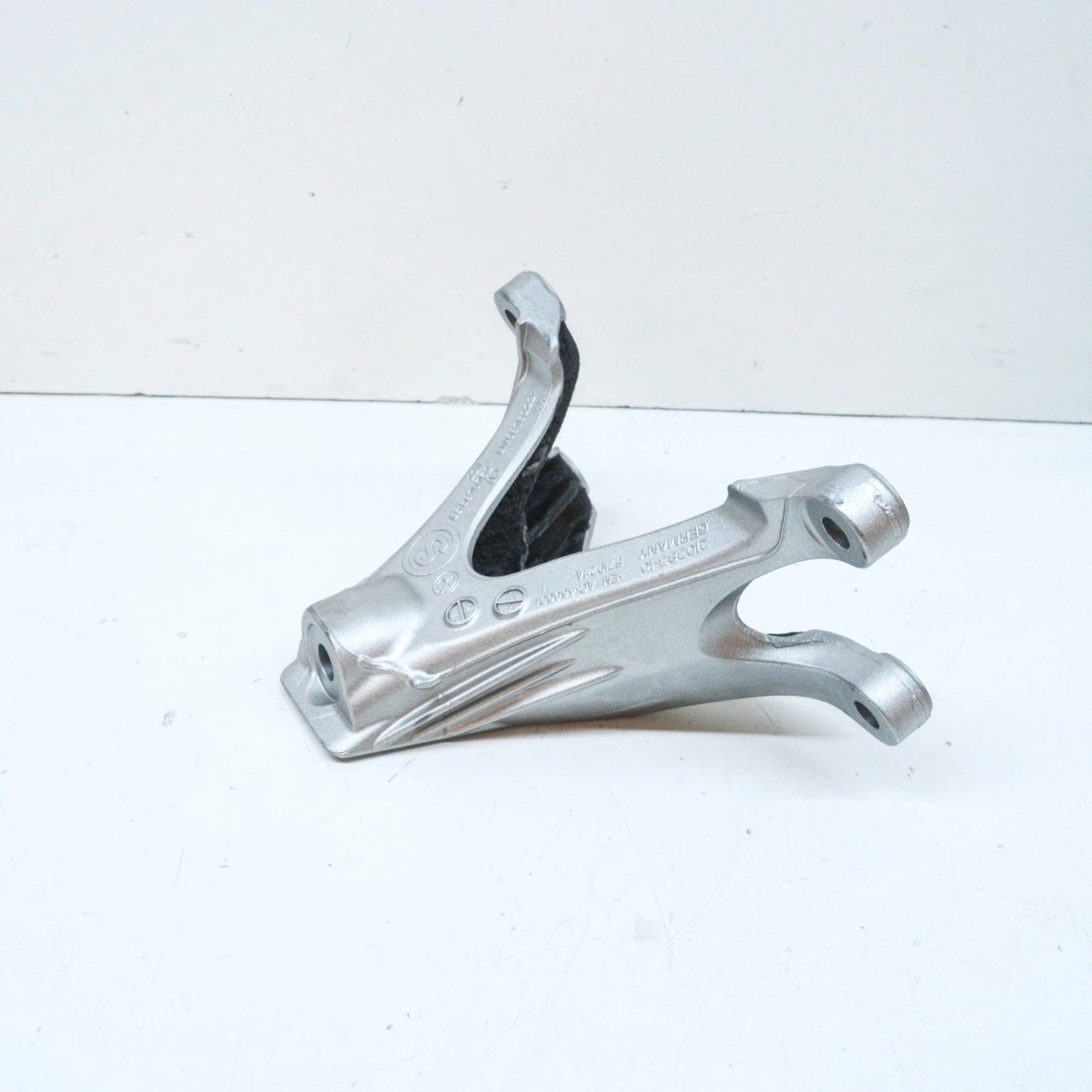 NEW BMW 5 G30 ENGINE RIGHT BRACKET 22116876222 ORIGINAL