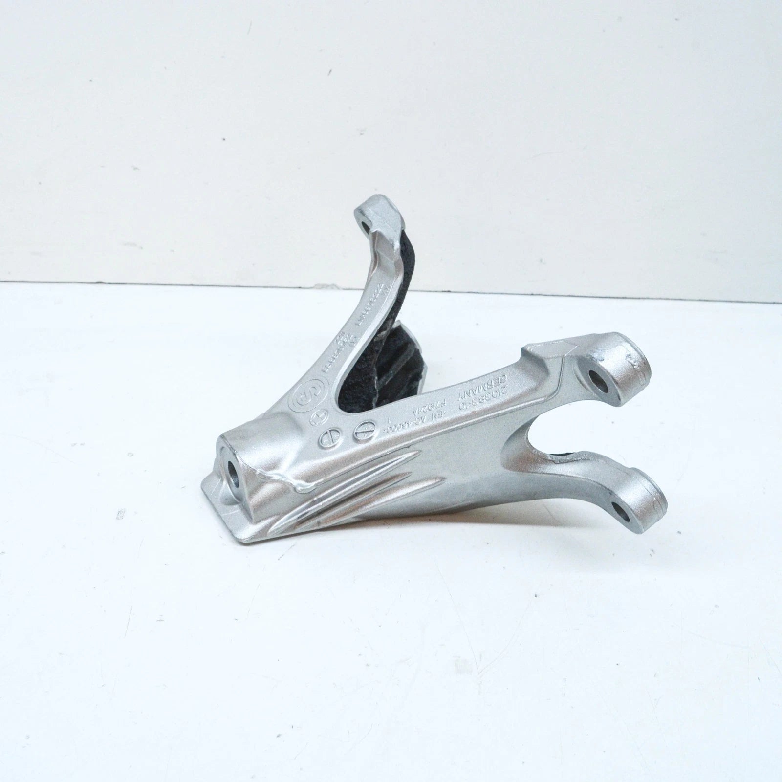 NEW BMW 5 G30 ENGINE RIGHT BRACKET 22116876222 ORIGINAL