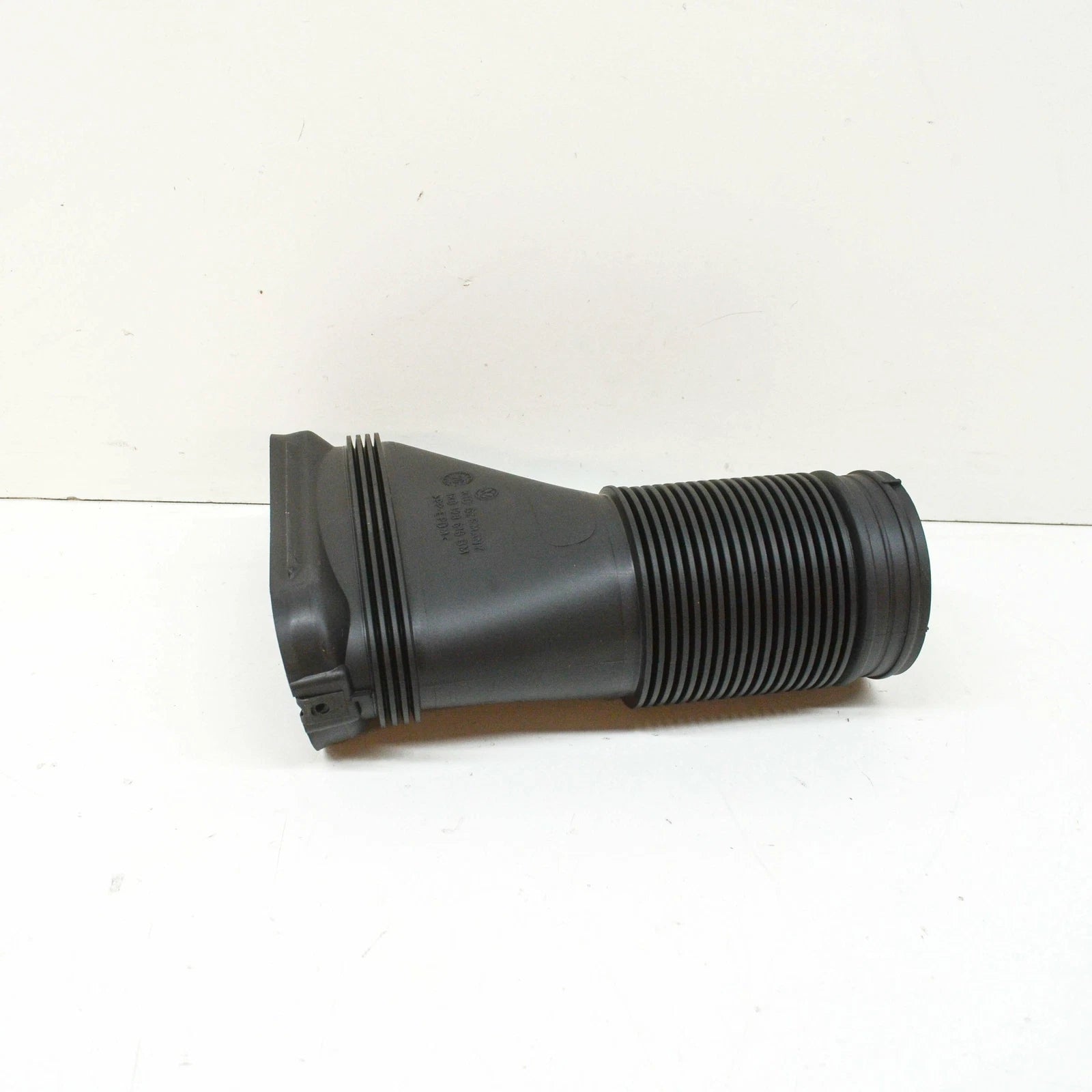 NEW AUDI A3 8P AIR INTAKE DUCT 1K0129618BM