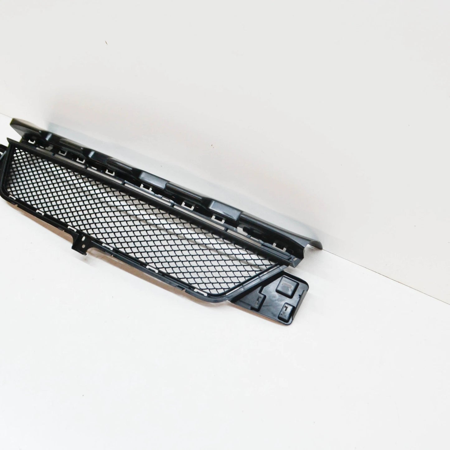 NEW MB A-CLASS W176 FRONT BUMPER CENTER LOWER GRILLE A1768850922 2014 ORIGINAL