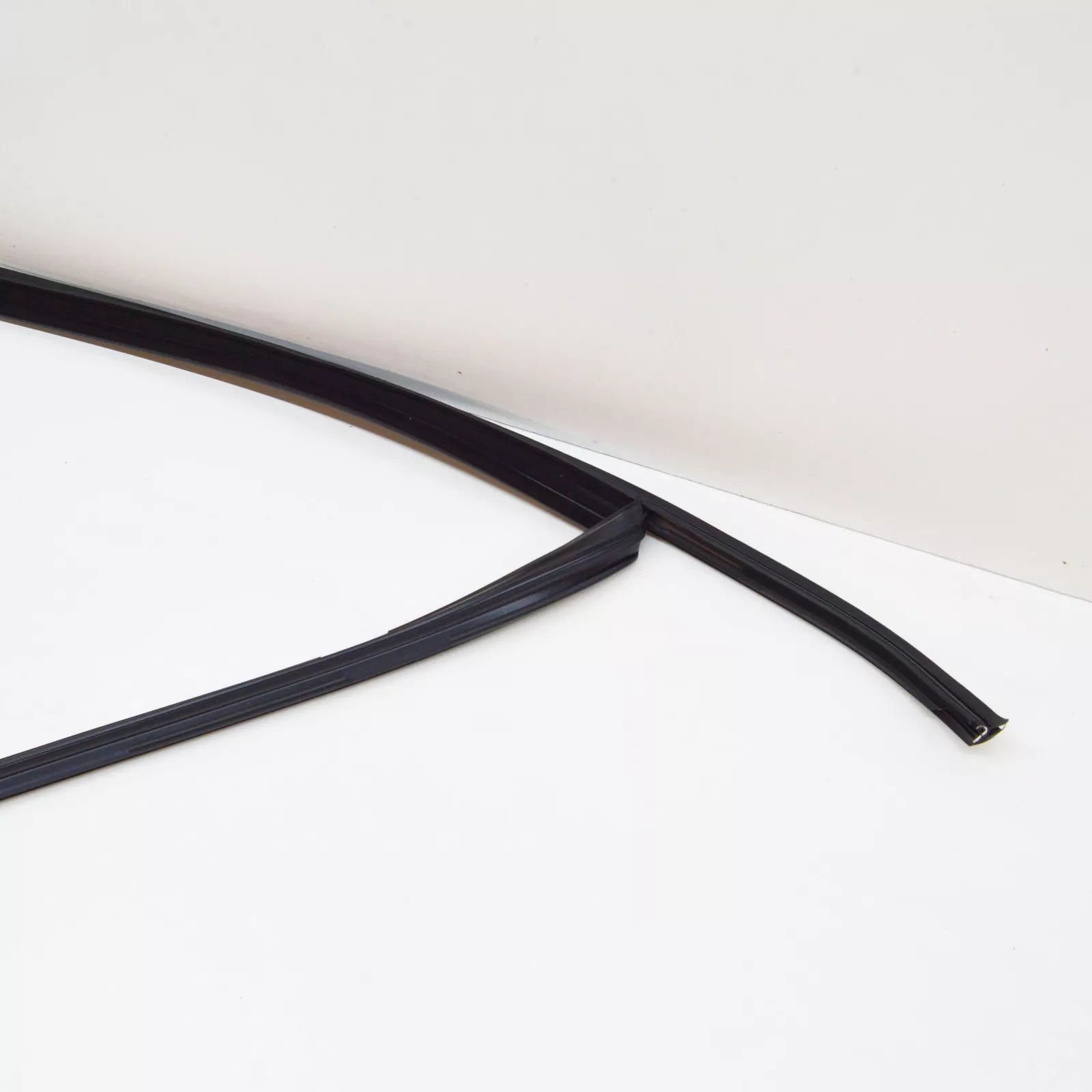 NEW VOLKSWAGEN TIGUAN MK1 FRONT RIGHT DOOR WINDOW GUIDE 5N0837432G5AP ORIGINAL