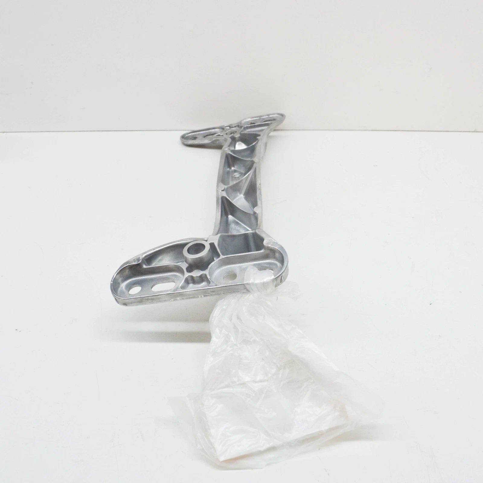 NEW BMW 5 E39 TRANSMISSION MOUNT BRACKET 24701136499 1136499 2.8 PETROL ORIGINAL