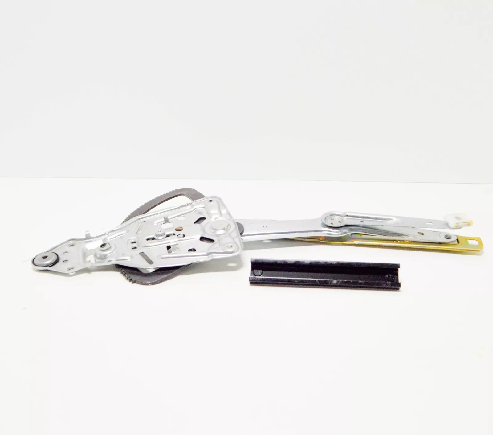 NEW MB E W124 FRONT LEFT DOOR WINDOW GLASS REGULATOR A1247202946 ORIGINAL