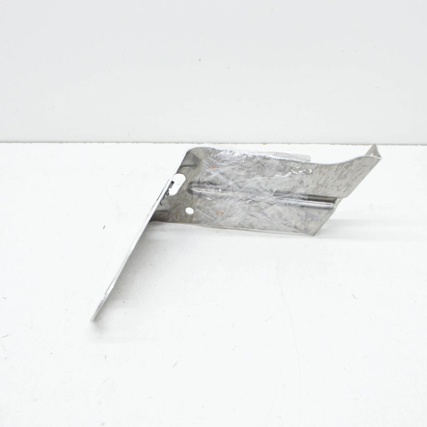 NEW BMW X5 E70 RIGHT ENGINE COMPARTMENT PROTECT BRACKET 51717188836 ORIGINAL