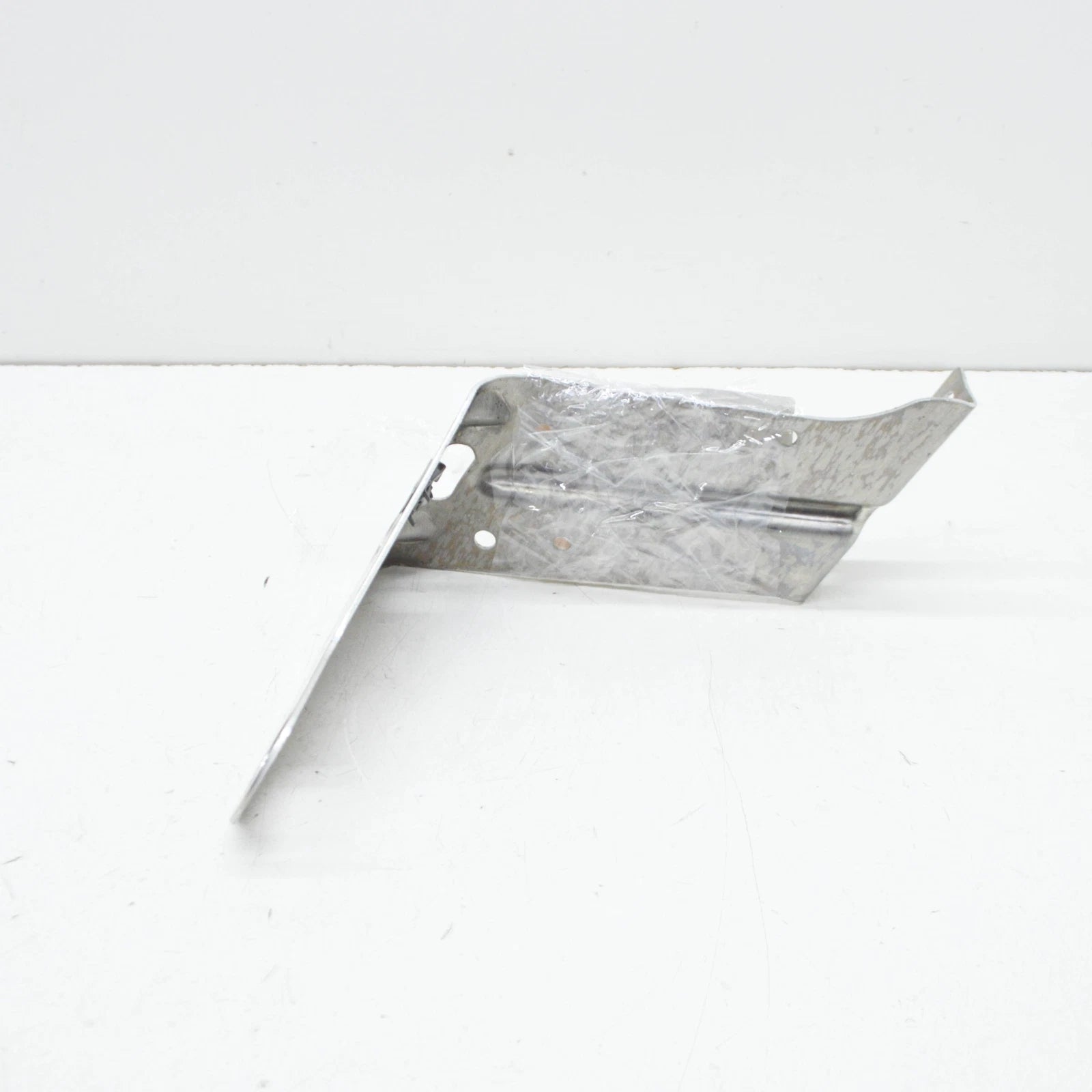 NEW BMW X5 E70 RIGHT ENGINE COMPARTMENT PROTECT BRACKET 51717188836 ORIGINAL