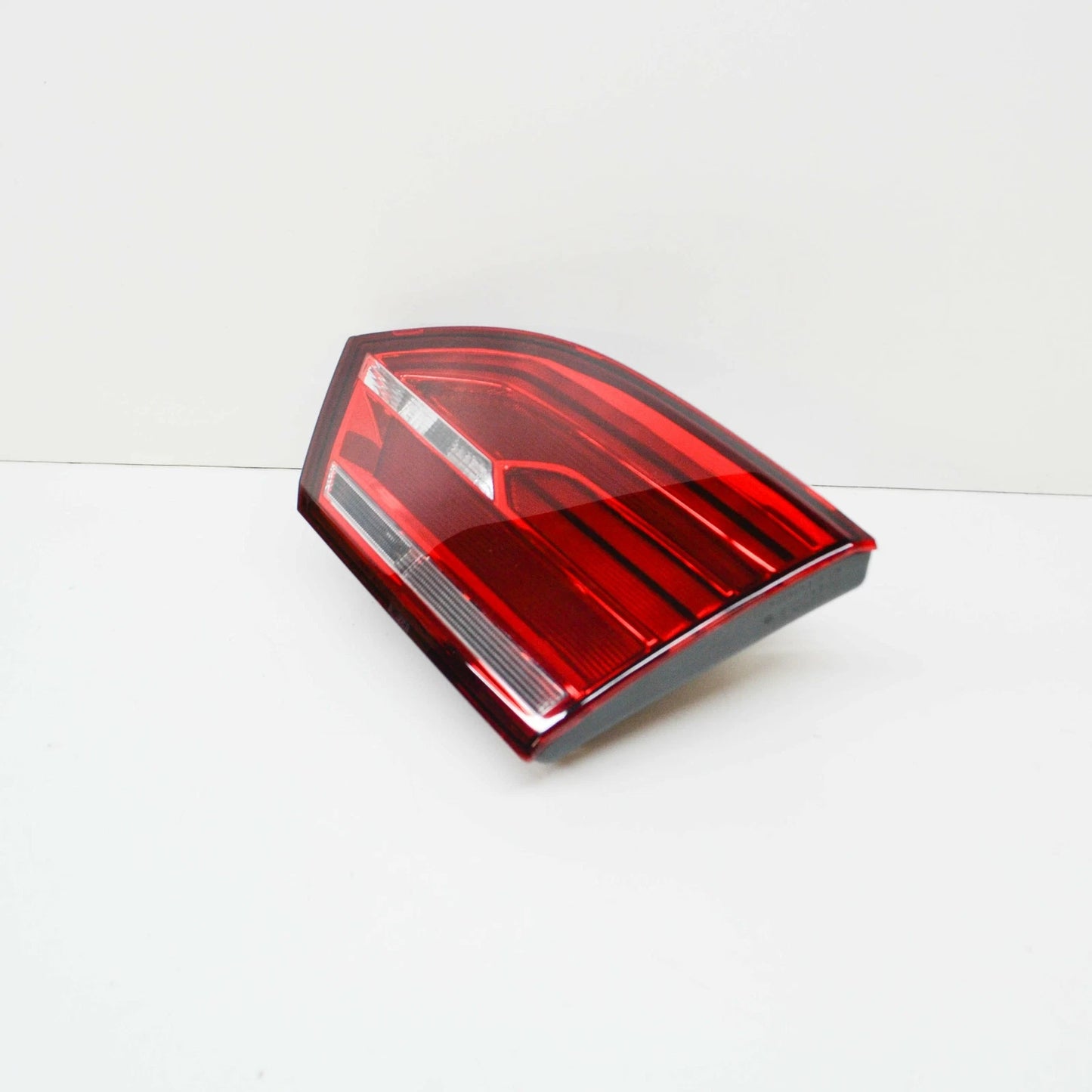 NEW VOLKSWAGEN JETTA MK6 REAR TAILGATE RIGHT TAILLIGHT 5C6945308 ORIGINAL