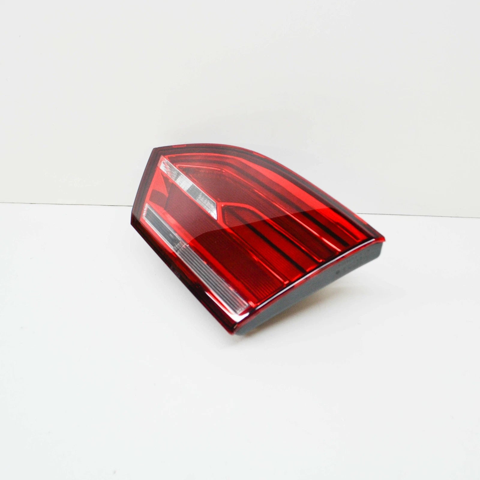 NEW VOLKSWAGEN JETTA MK6 REAR TAILGATE RIGHT TAILLIGHT 5C6945308 ORIGINAL