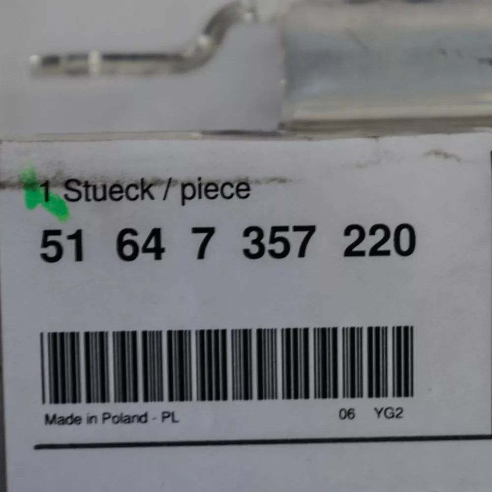 NEW BMW 5 G30 RADIATOR UPPER RIGHT BRACKET 51647357220 ORIGINAL