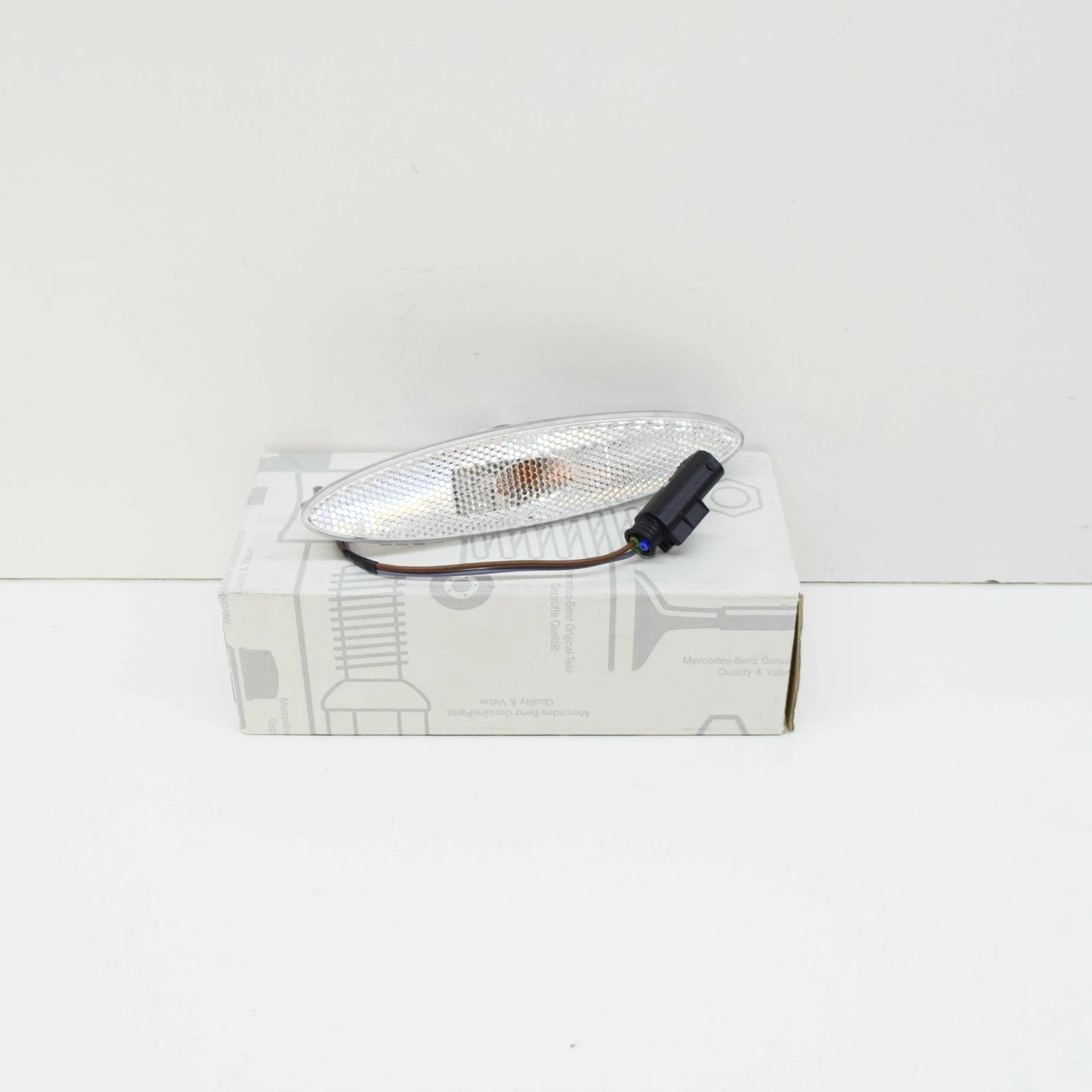 NEW MERCEDES-BENZ SLR R199 FRONT RIGHT SIDE MARKER LAMP A1998200856