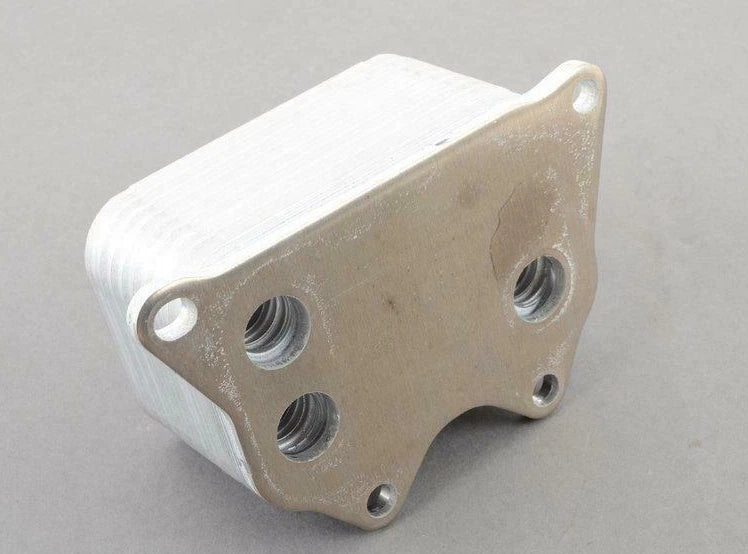 NEW VOLKSWAGEN CC ENGINE OIL COOLER 06J117021Q ORIGINAL