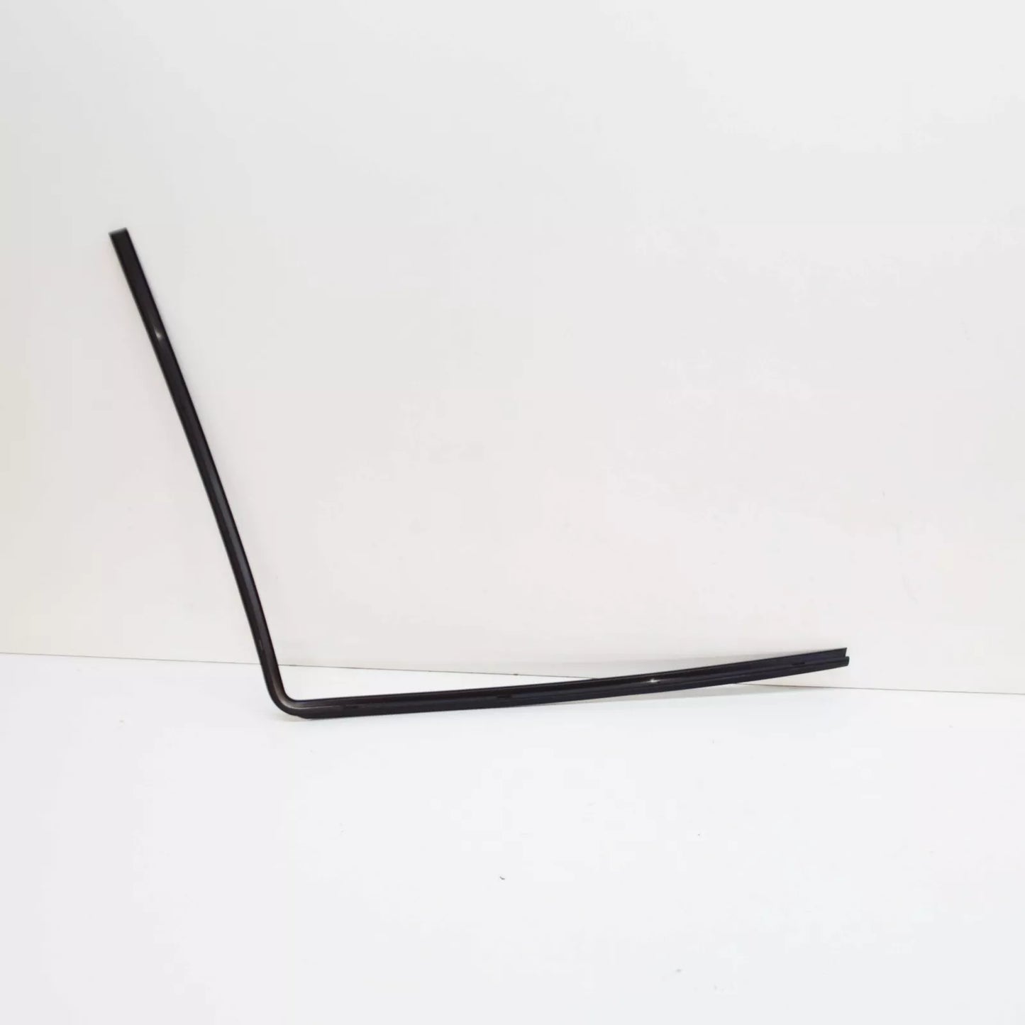 NEW BMW 5 E34 FRONT WINDSHIELD LEFT DECORATIVE FRAME 51318117457 8117457