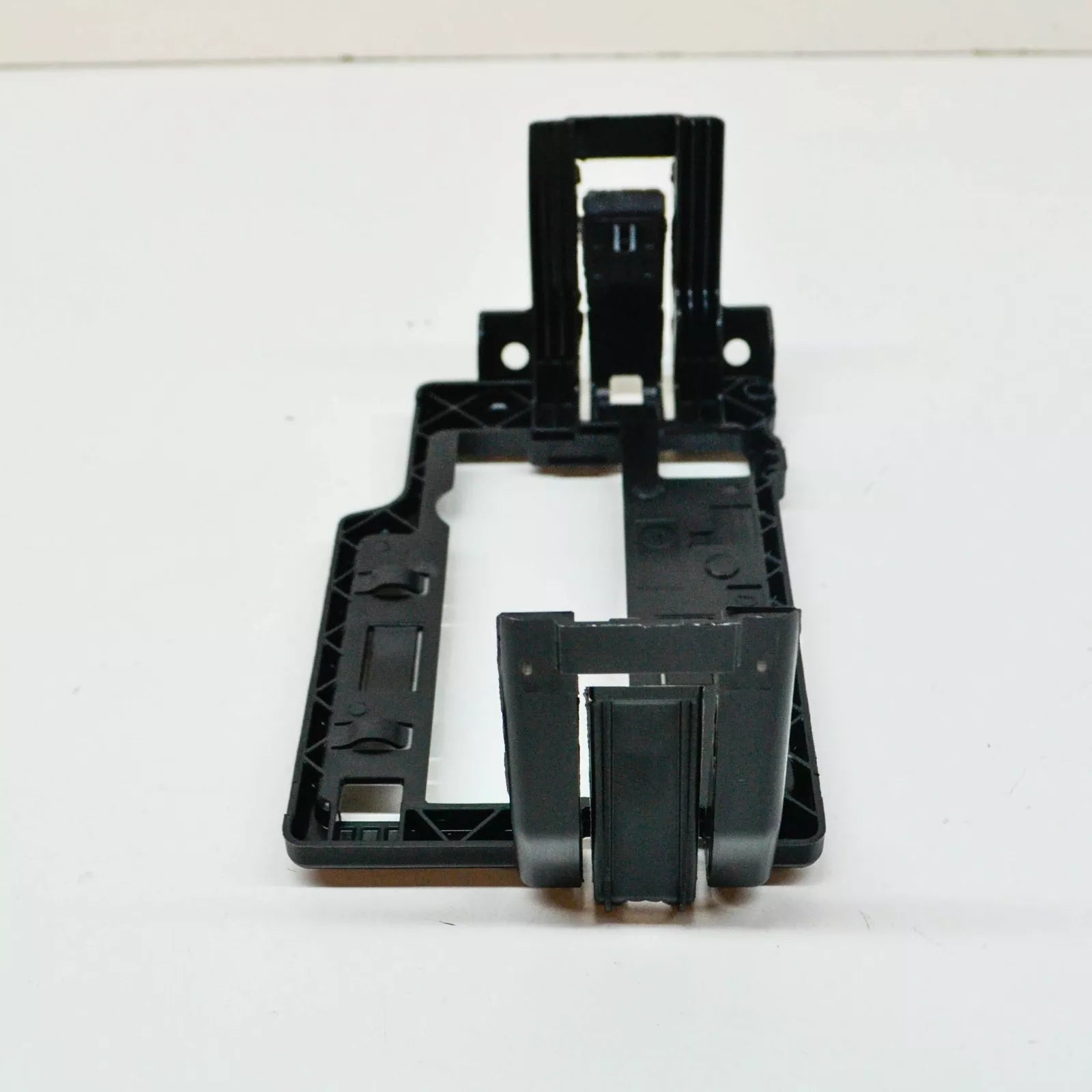 NEW VOLKSWAGEN CA1 ATLAS ENGINE BAY FUSE BOX RETAINER 2Q0915345A ORIGINAL