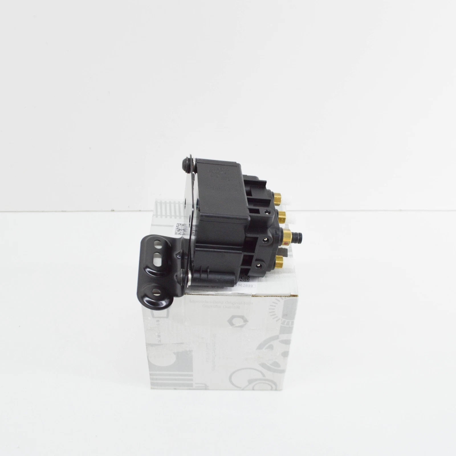 NEW MERCEDES-BENZ E W212 SUSPENSION VALVE BLOCK A2123200658 ORIGINAL