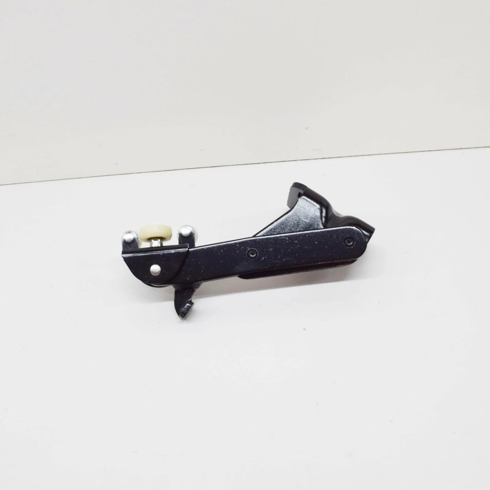 NEW VW CADDY 2K SLIDING DOOR LEFT LOWER ROLLER GUIDE 2K0843397B