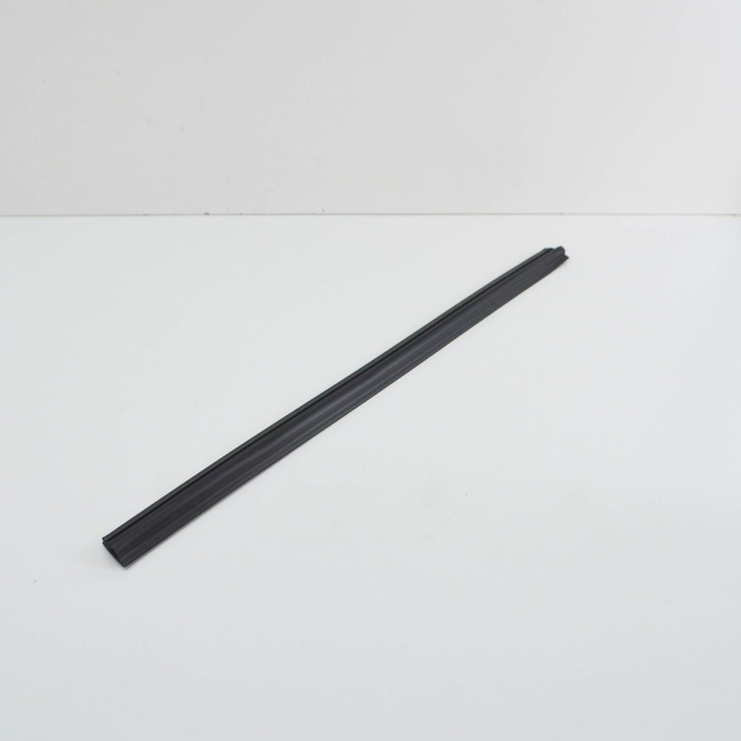 NEW MERCEDES E S210 W210 SEALING RAIL OUTSIDE WAIST LINE A2107350165 ORIGINAL