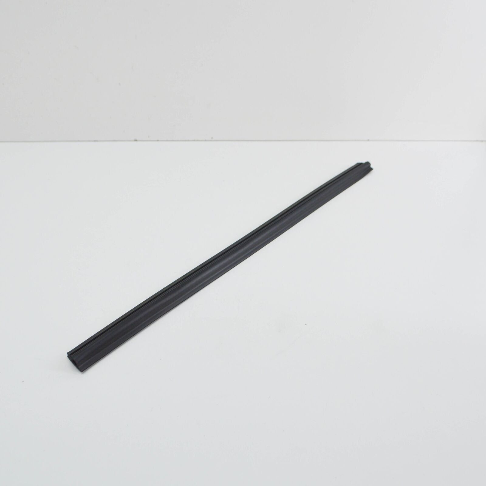 NEW MERCEDES E S210 W210 SEALING RAIL OUTSIDE WAIST LINE A2107350165 ORIGINAL