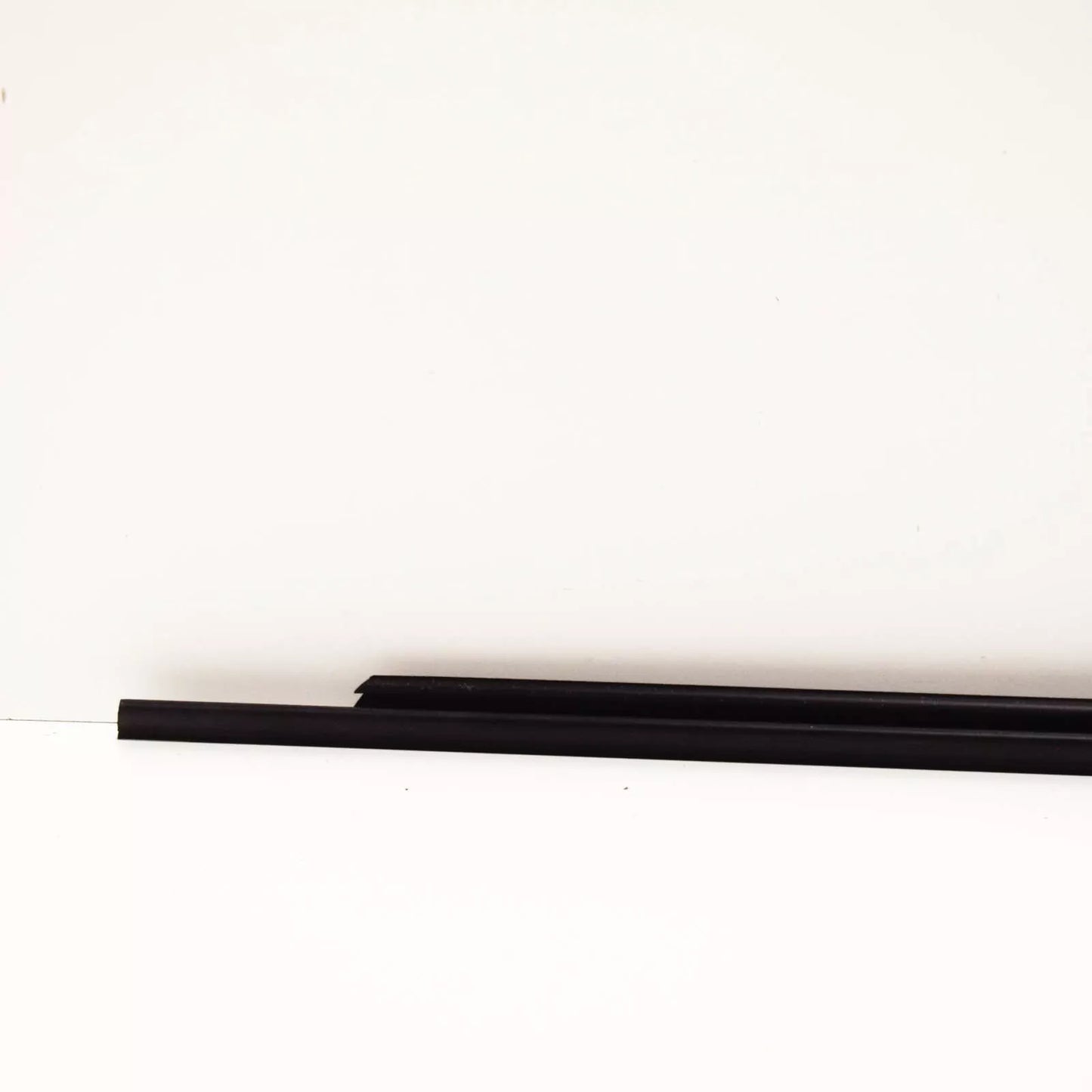 NEW BMW 5 E39 REAR LEFT DOOR OUTER WEATHERSTRIP 51228159021 ORIGINAL