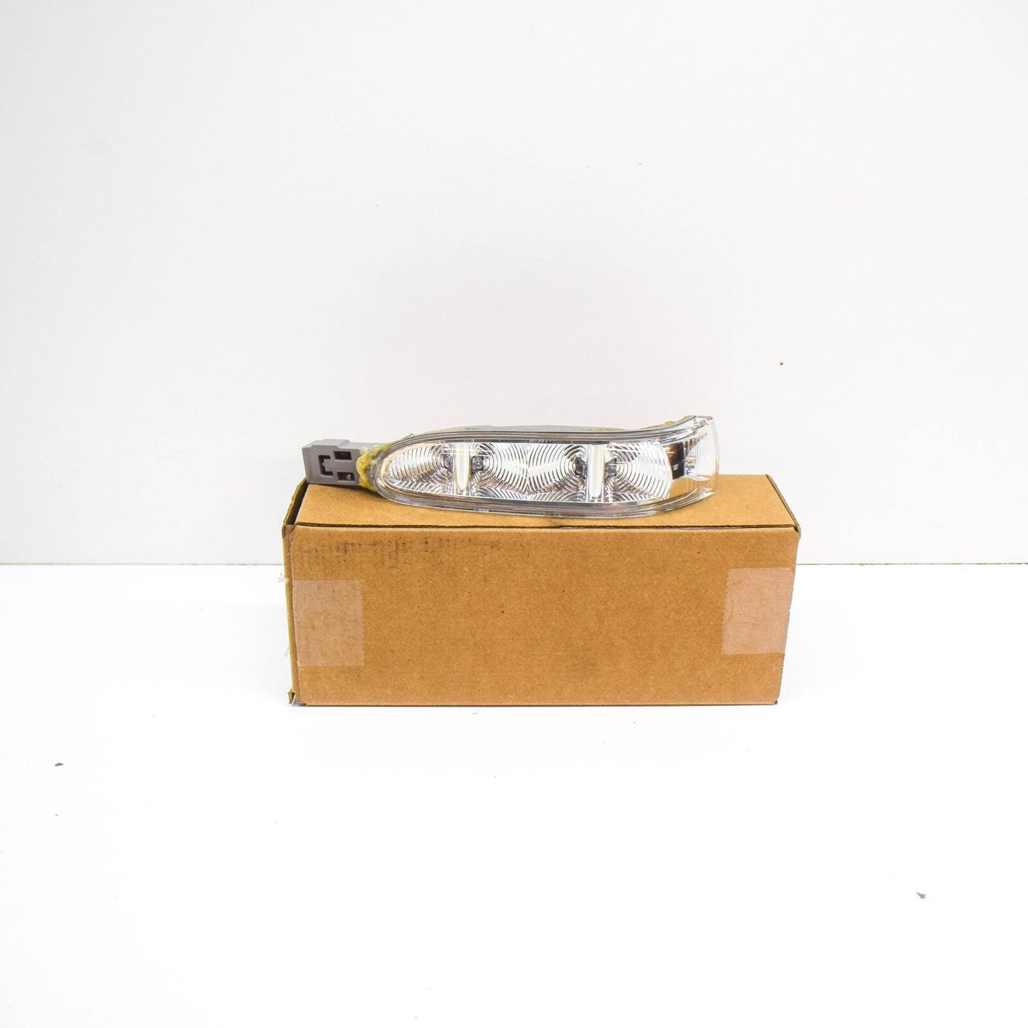 NEW MERCEDES BENZ GL X164 LEFT SIDE MIRROR TURN SIGNAL A1648200521 ORIGINAL