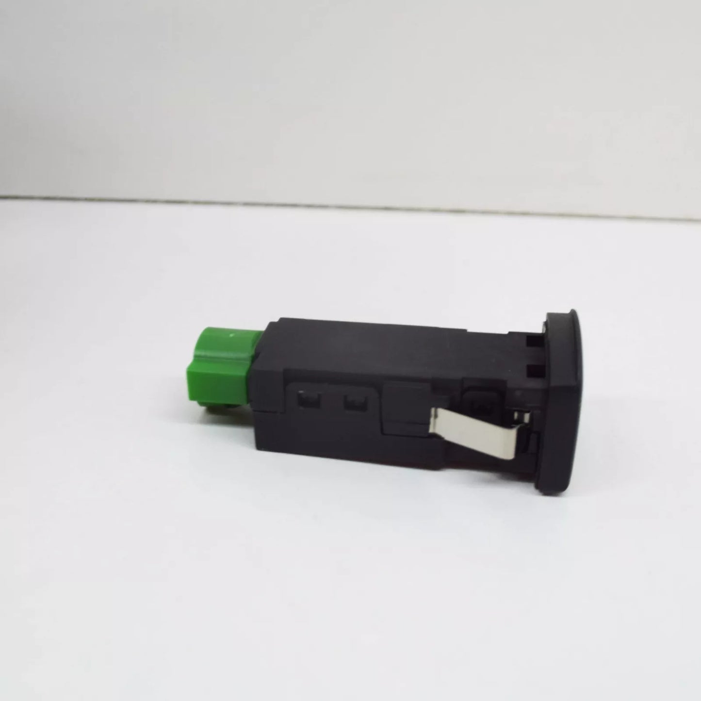 NEW VOLKSVAGEN POLO 6C USB SOCKET WITH COVER 6C0035249B