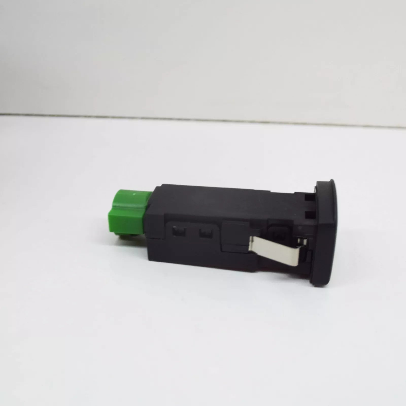 NEW VOLKSVAGEN POLO 6C USB SOCKET WITH COVER 6C0035249B