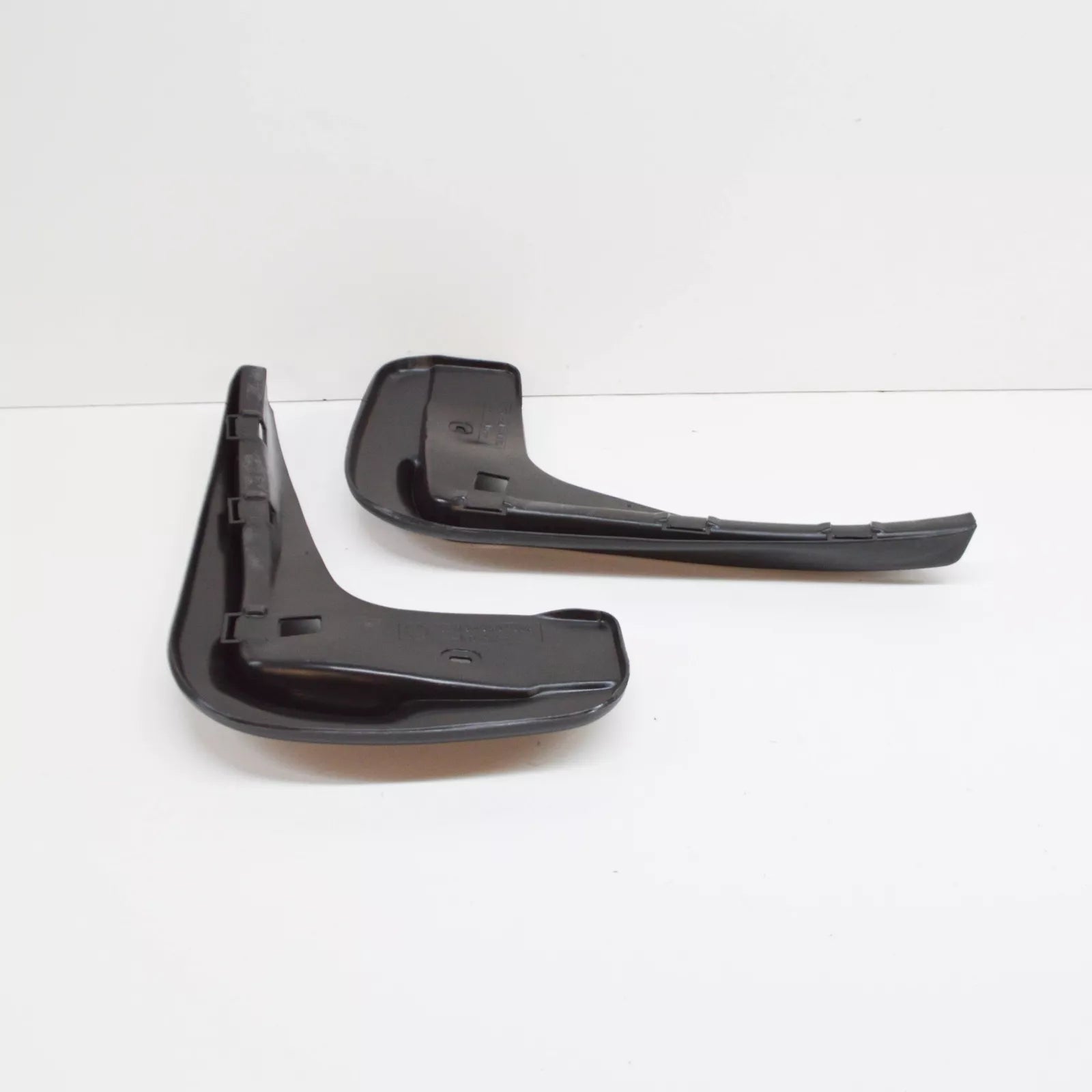 NEW BMW 7' E38 FRONT MUD FLAP SET 9404697