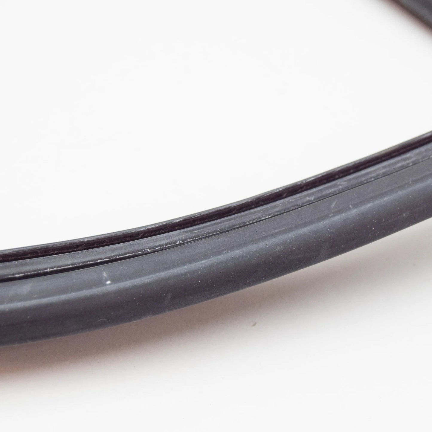 NEW BMW 6 E24 COUPE REAR BACK WINDOW WEATHERSTRIP 51311839116 1839116 ORIGINAL