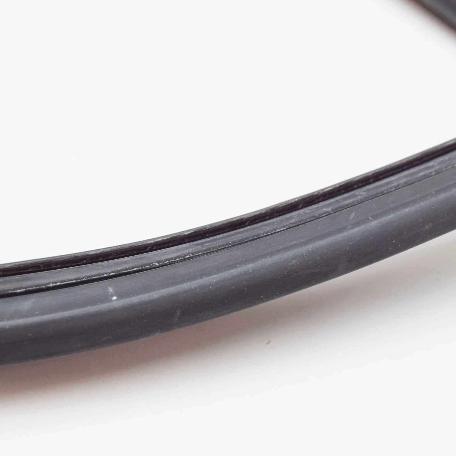 NEW BMW 6 E24 COUPE REAR BACK WINDOW WEATHERSTRIP 51311839116 1839116 ORIGINAL