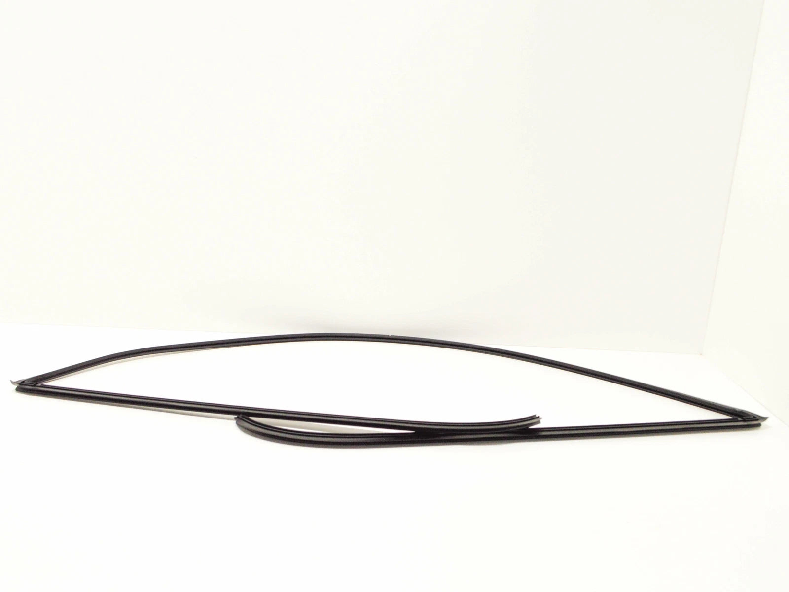 NEW BMW 5 E60 REAR UPPER WINDSCREEN SEAL 51317027916 7027916 ORIGINAL