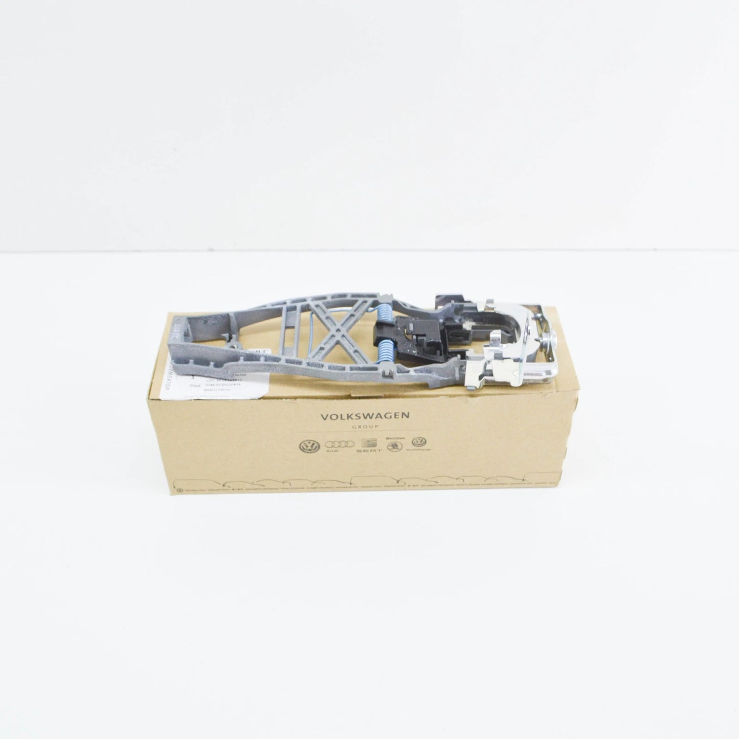 NEW VW TRANSPORTER T5 FRONT RIGHT DOOR HANDLE MOUNT 7E0837886C