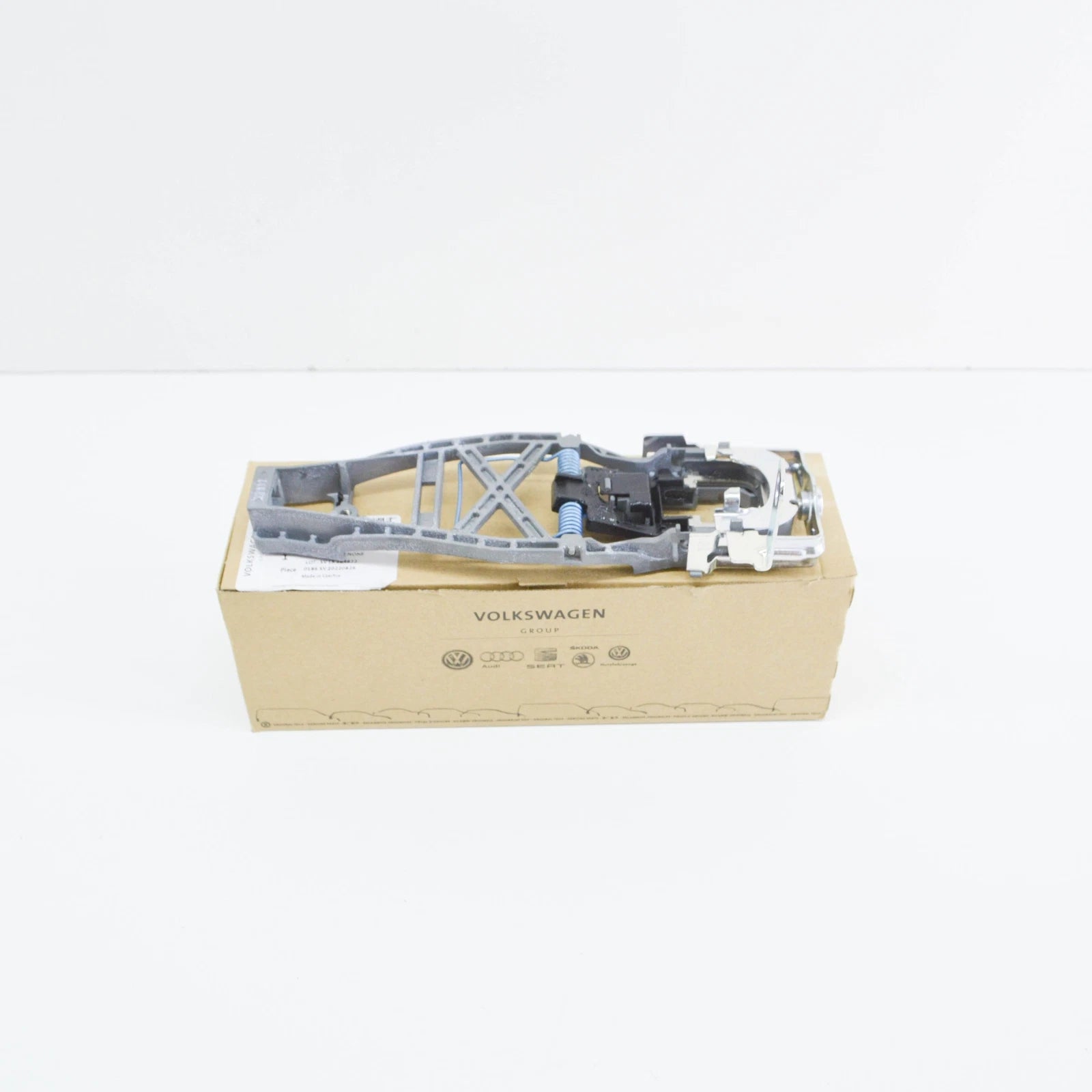 NEW VW TRANSPORTER T5 FRONT RIGHT DOOR HANDLE MOUNT 7E0837886C