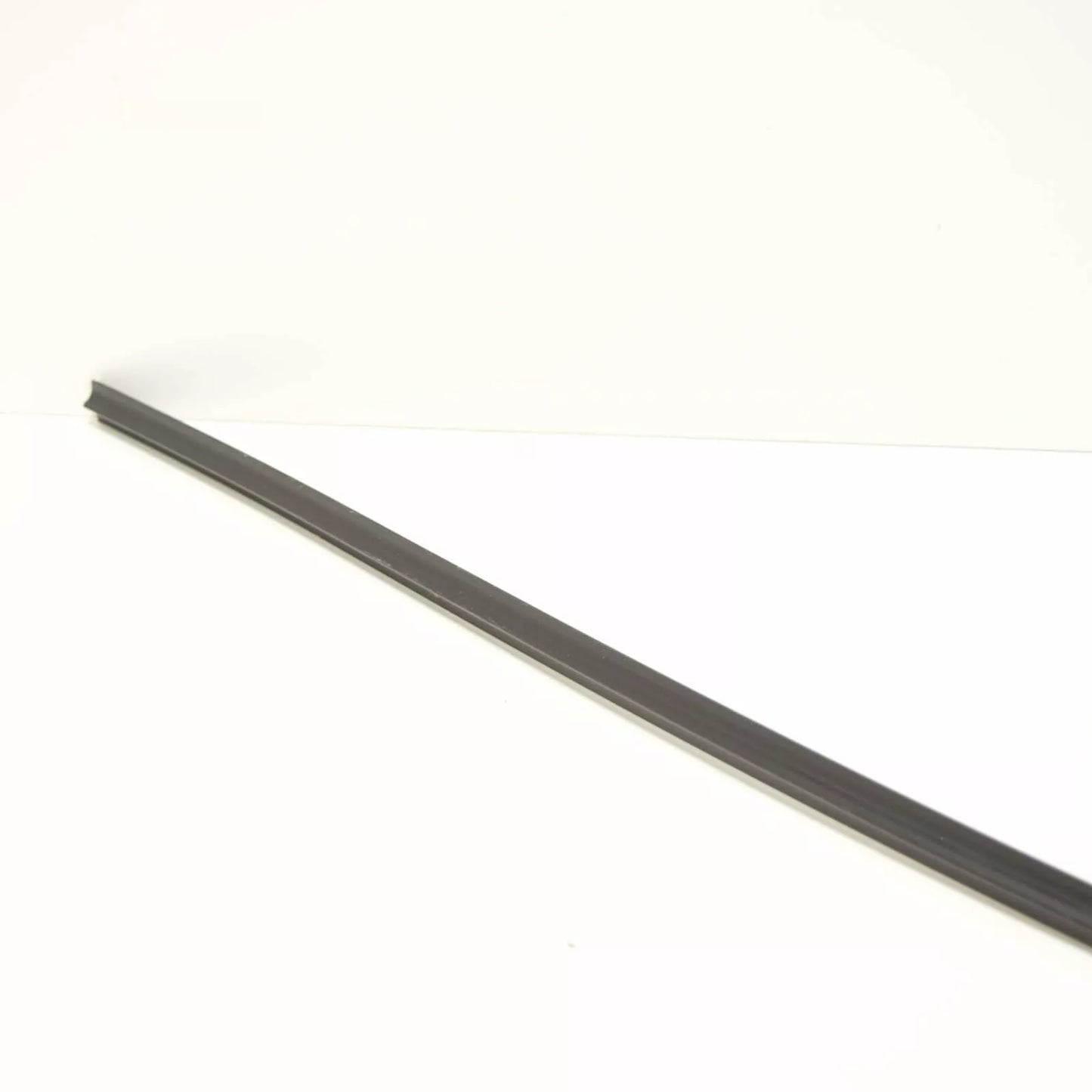 NEW BMW 3 E30 REAR WINDOW MOLDING TRIM LOWER 51311968448 1968448 ORIGINAL