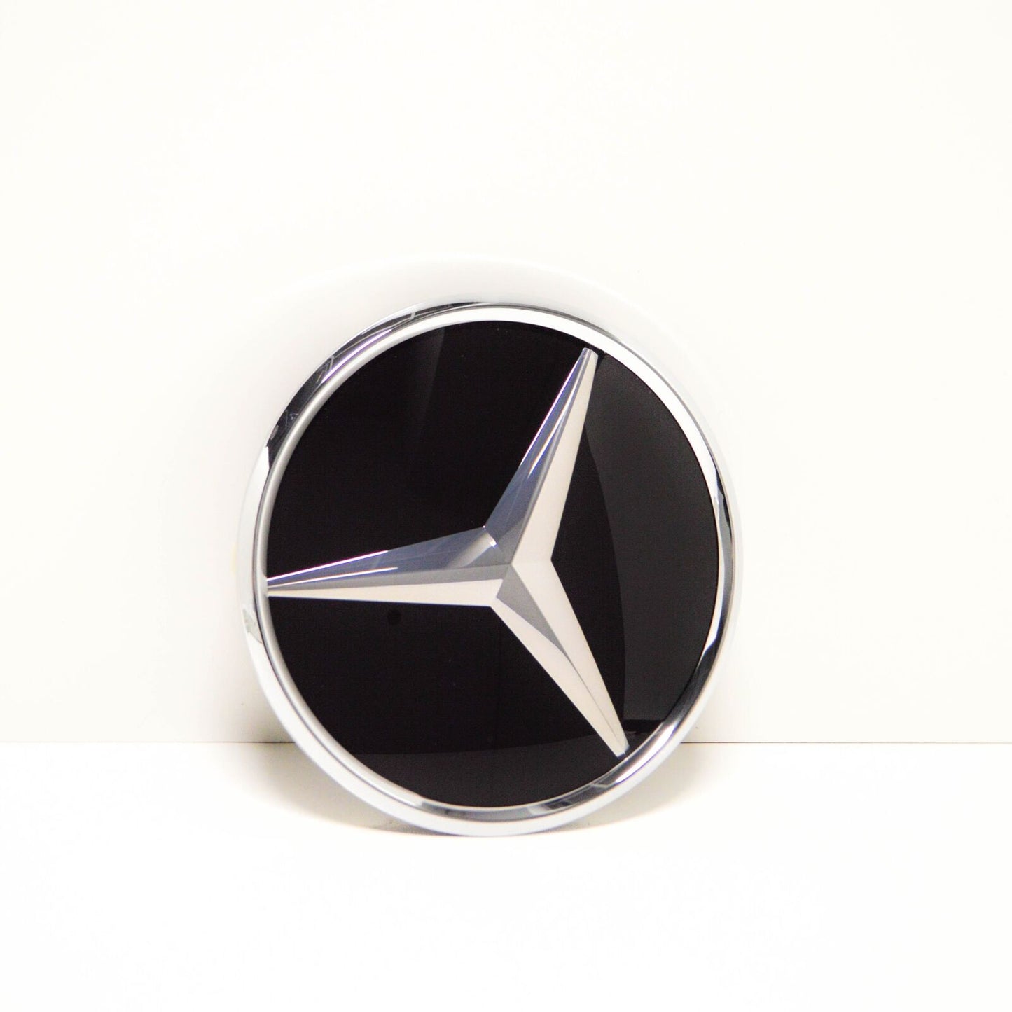 NEW MERCEDES-BENZ GLS-CLASS X166 FRONT EMBLEM BADGE A0008880111 ORIGINAL