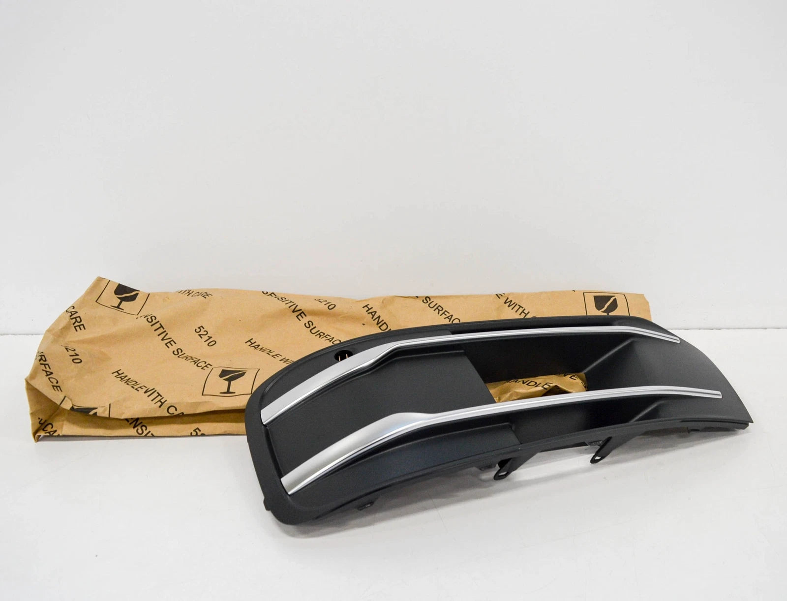 NEW AUDI Q7 4L FRONT BUMPER OUTER LEFT GRILLE 4M0807681T4W3 ORIGINAL