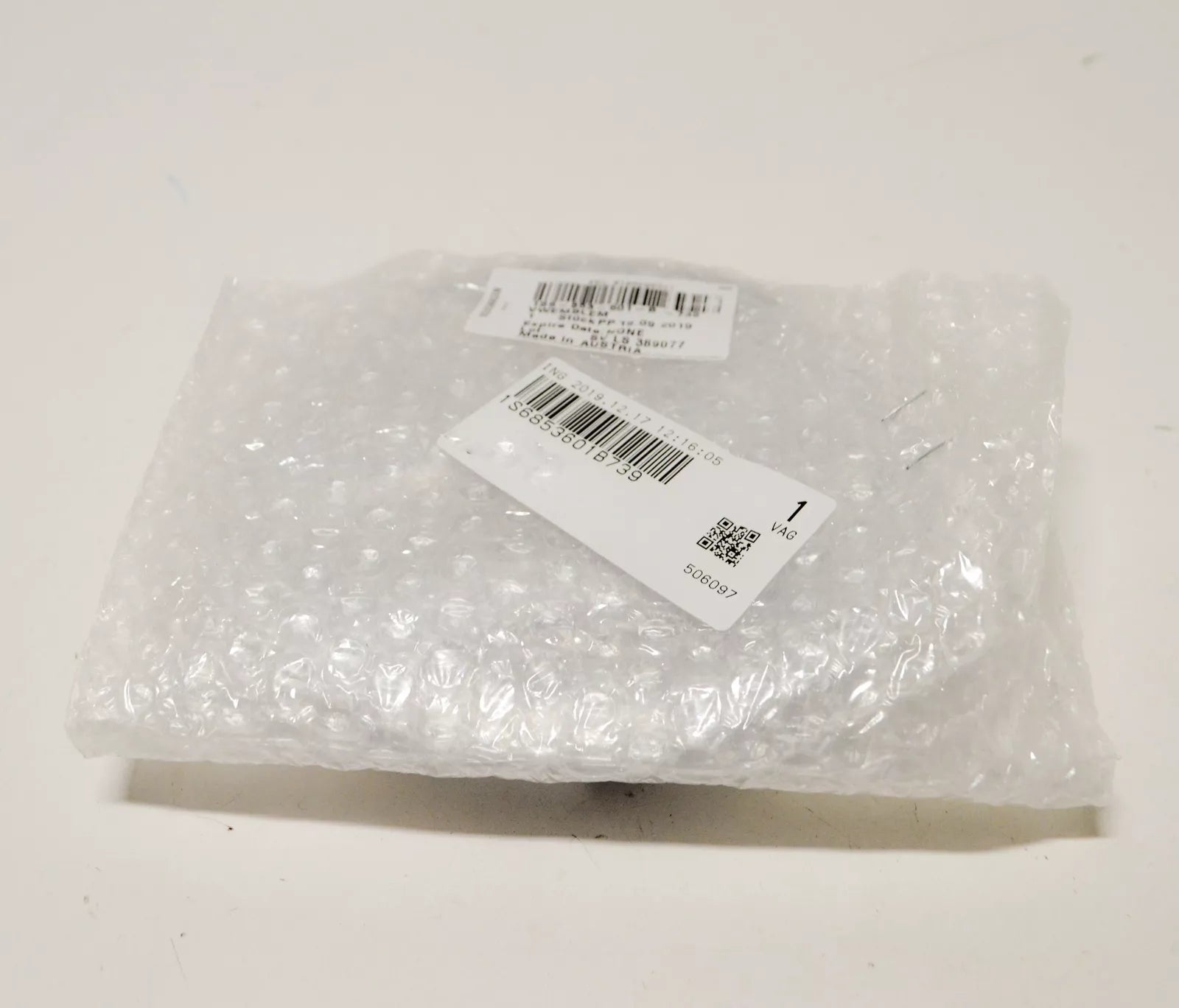 NEW VOLKSWAGEN UP FRONT BUMPER RADIATOR GRILLE EMBLEM 1S6853601B739 ORIGINAL