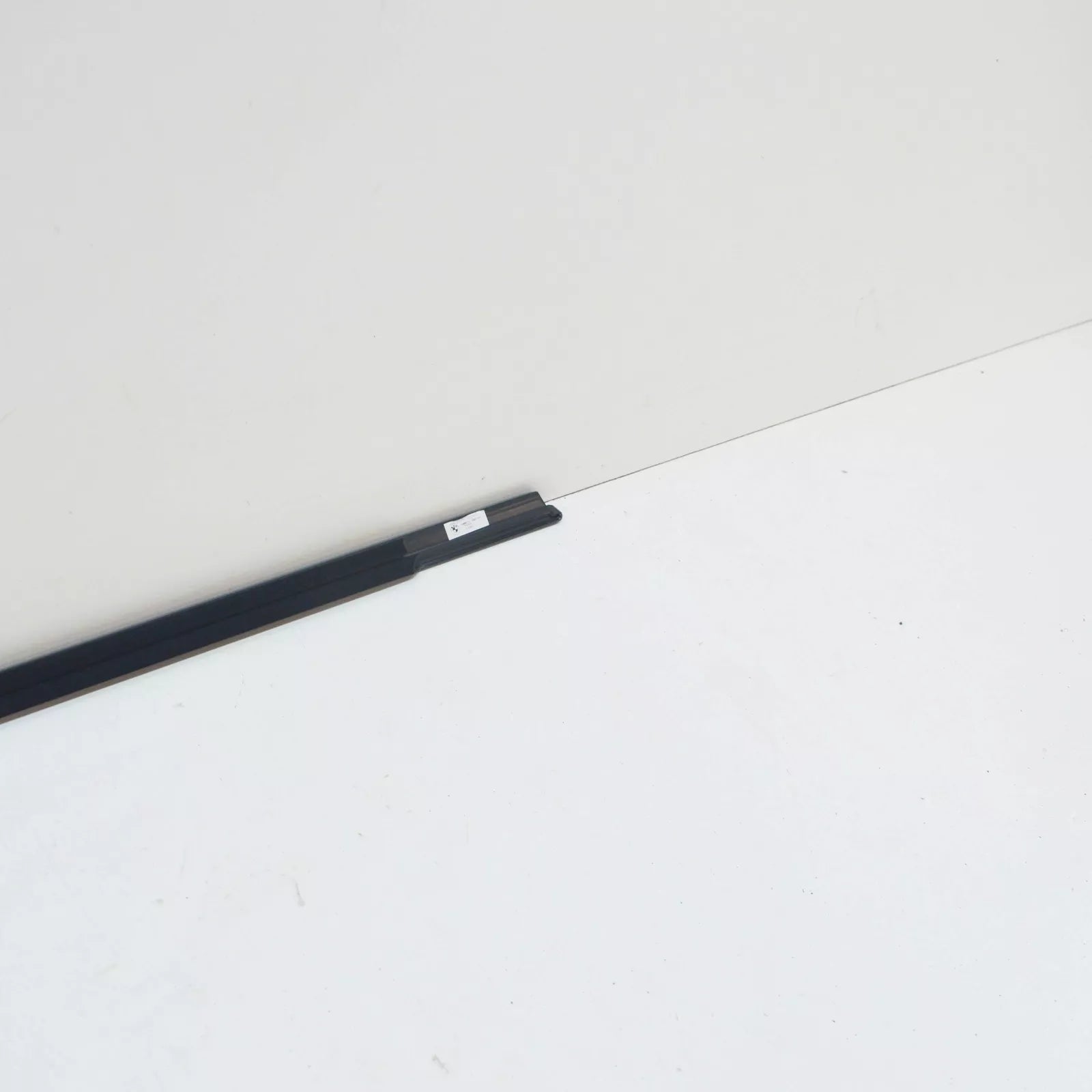 NEW BMW 3 E90 REAR RIGHT DOOR WINDOW OUTER WELL STRIP 51357220190 ORIGINAL