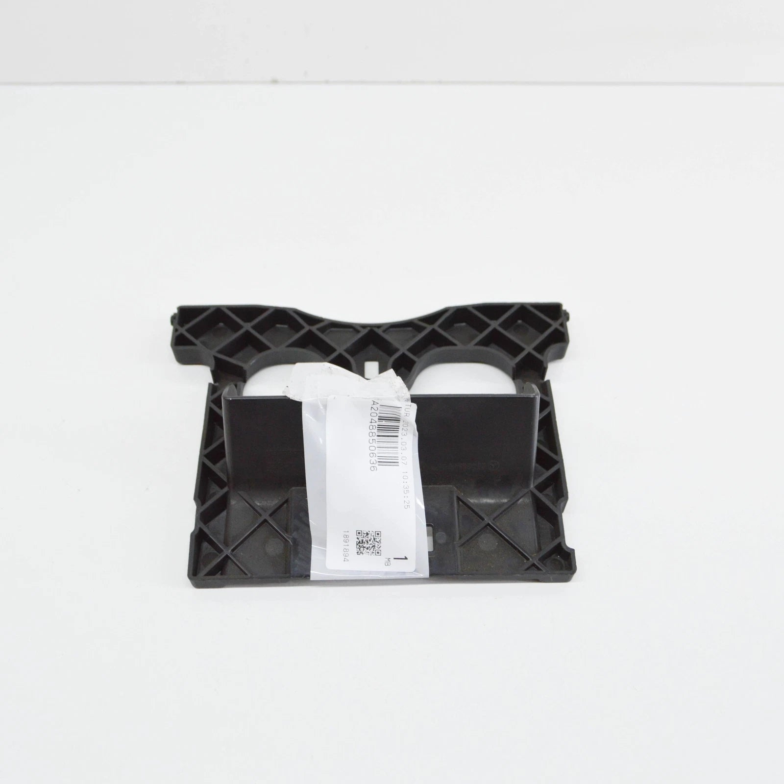 NEW MERCEDES-BENZ C-CLASS W204 RADIATOR GRILLE BRACKET A2048850636 2010 ORIGINAL