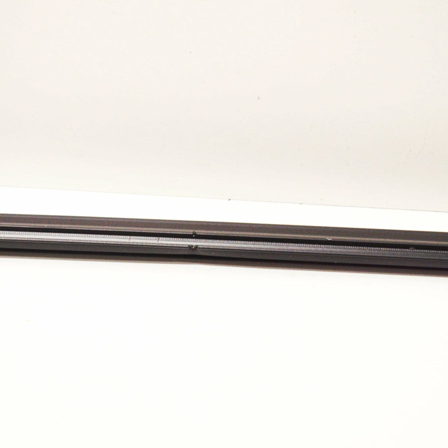 NEW BMW X5 E53 FRONT UPPER WINDSHIELD MOULDING TRIM SEAL 51317182004